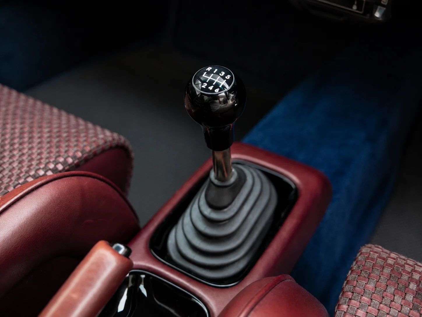 The gear lever and pedal box of the six-speed manual